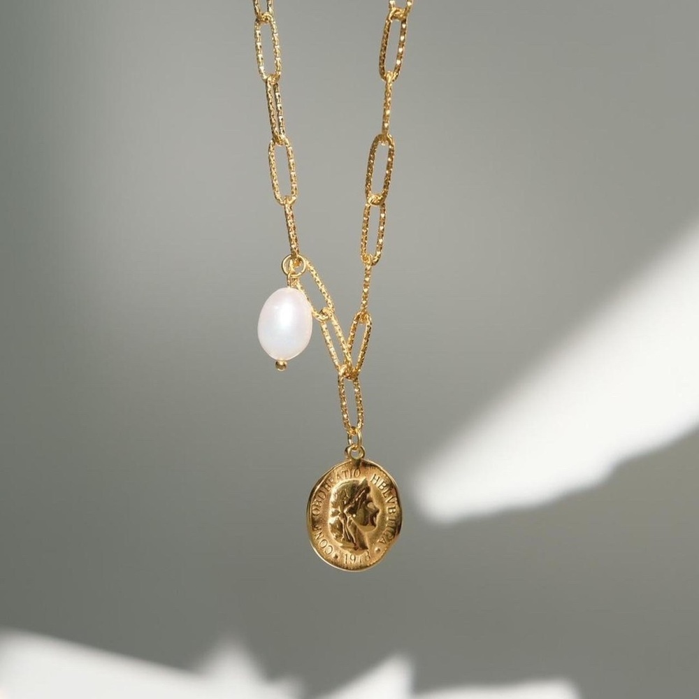 ✨CLOSING SALE✨ Retro Inspired Gold Elizabeth Coin Pearl Necklace - Picture 5 of 8